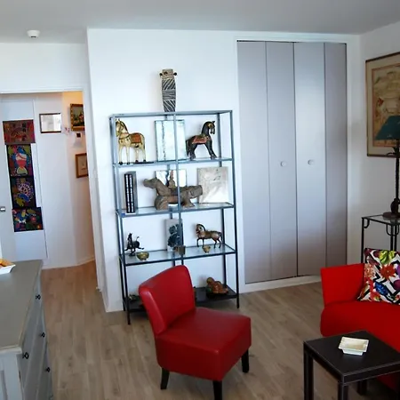 Studio A A 20 M De La Plage Avec Vue Sur La Mer Terrasse Amenagee Et Wifi アパート